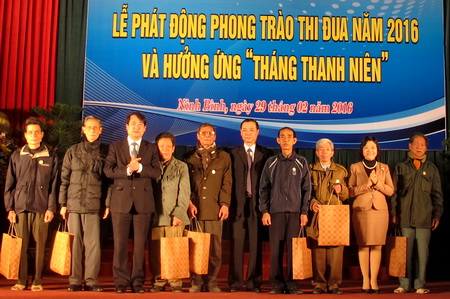 Ban Thường vụ Tỉnh đoàn- Ủy ban Hội LHTN Việt Nam tỉnh tặng quà 20 xuất quà trị giá 20 triệu đồng chí 10 Cựu chiến binh và 10 nữ cựu thanh niên xung phong có hoàn cảnh khó khăn